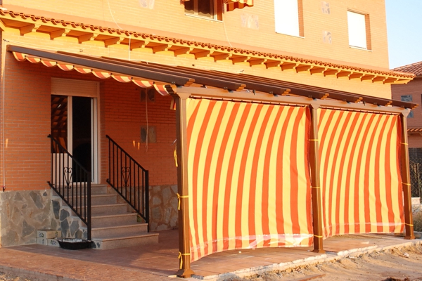 Pérgola 120x120 en una terraza en Valencia