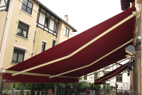 Toldo extensible en bar