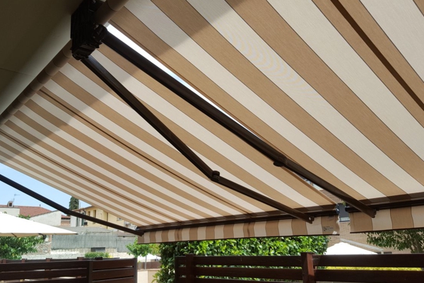 Toldo extensible en una terraza en Valencia